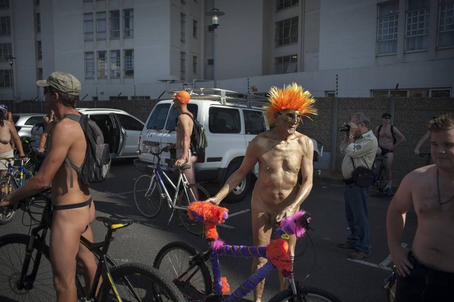 Ποδηλασία χωρίς ρούχα στην Αυστραλία! (photos)
