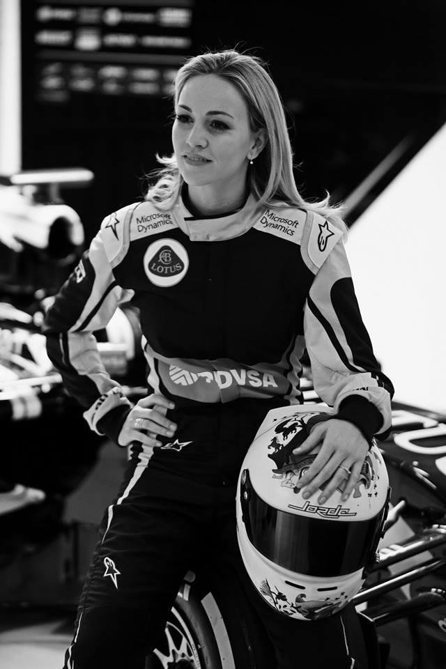 Η Κάρμεν της F1 στο Onsports: «Θέλω να τρέξω στην… πίστα της Ελλάδας!» (photos+videos)