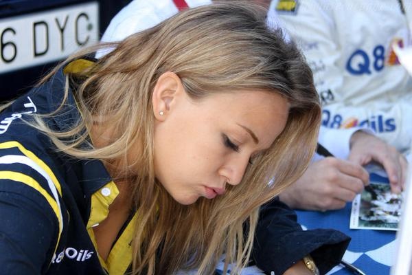 Η Κάρμεν της F1 στο Onsports: «Θέλω να τρέξω στην… πίστα της Ελλάδας!» (photos+videos)
