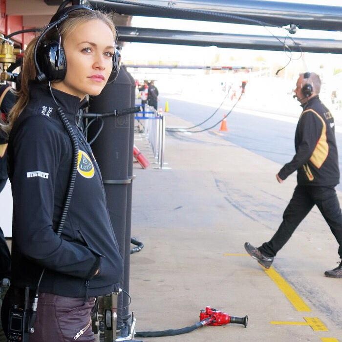 Η Κάρμεν της F1 στο Onsports: «Θέλω να τρέξω στην… πίστα της Ελλάδας!» (photos+videos)