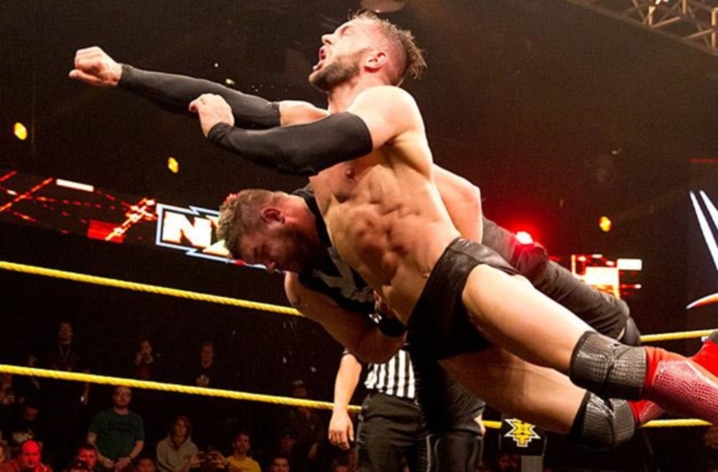 NXT: Υπεράσπιση για Owens και Banks (photos+videos)