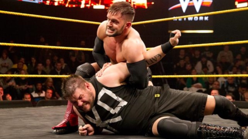 NXT: Υπεράσπιση για Owens και Banks (photos+videos)