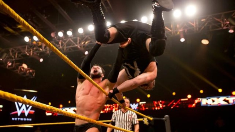 NXT: Υπεράσπιση για Owens και Banks (photos+videos)