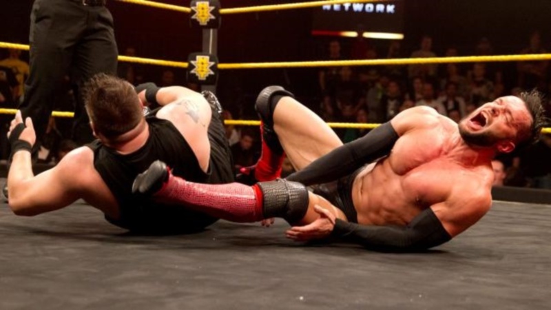 NXT: Υπεράσπιση για Owens και Banks (photos+videos)