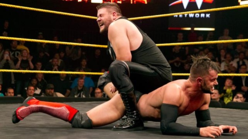 NXT: Υπεράσπιση για Owens και Banks (photos+videos)