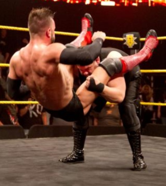 NXT: Υπεράσπιση για Owens και Banks (photos+videos)