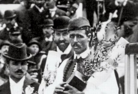 Σπύρος Λούης: Ο… νερουλάς που έγινε εθνικός ήρωας (photos+video)