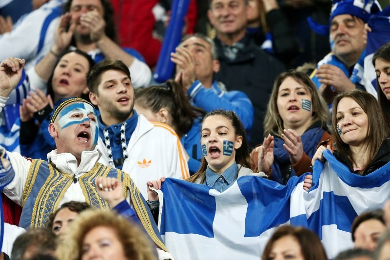 Ουγγαρία – Ελλάδα:  Στα… γαλανόλευκα η Βουδαπέστη (photos)