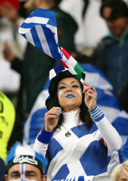 Ουγγαρία – Ελλάδα:  Στα… γαλανόλευκα η Βουδαπέστη (photos)