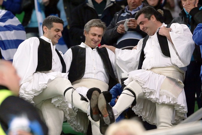 Ουγγαρία – Ελλάδα:  Στα… γαλανόλευκα η Βουδαπέστη (photos)