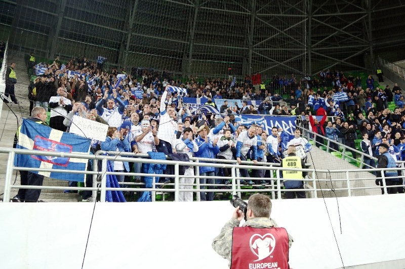 Ουγγαρία – Ελλάδα:  Στα… γαλανόλευκα η Βουδαπέστη (photos)