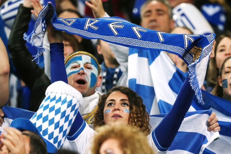 Ουγγαρία – Ελλάδα:  Στα… γαλανόλευκα η Βουδαπέστη (photos)