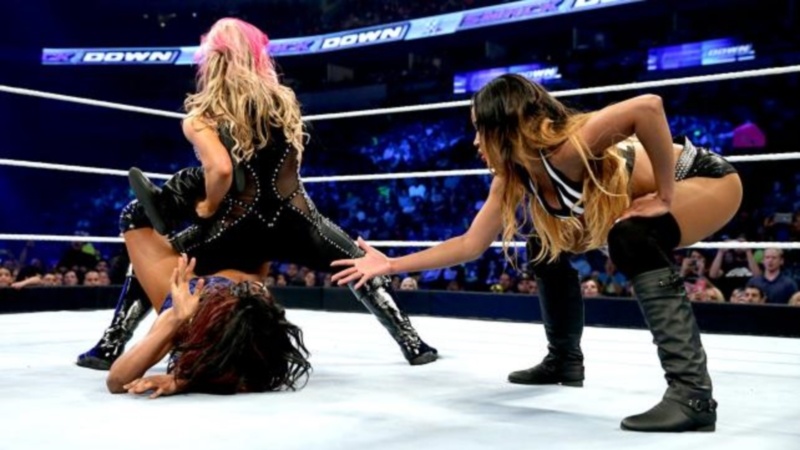 SmackDown: Απτόητος ο Roman Reigns (photos+videos)