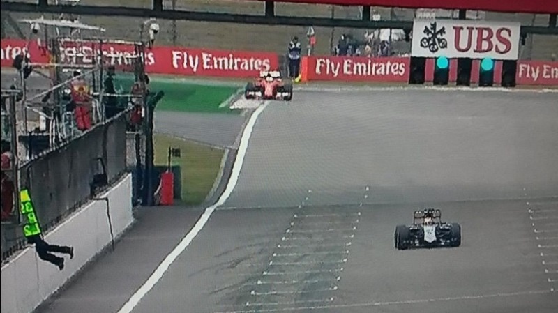 Formula 1: Θεατής… βούτηξε στην πίστα! (photos+videos)