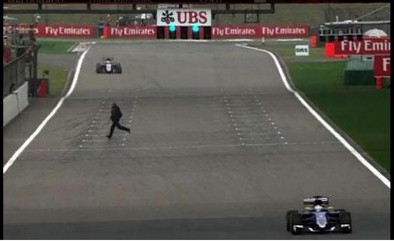 Formula 1: Θεατής… βούτηξε στην πίστα! (photos+videos)