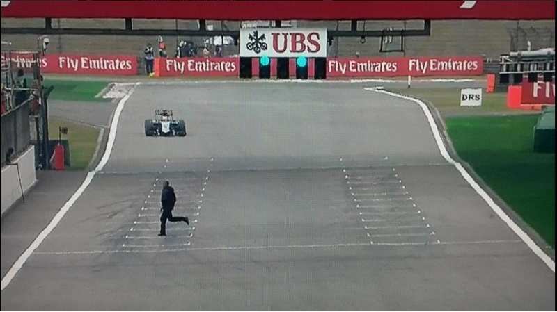 Formula 1: Θεατής… βούτηξε στην πίστα! (photos+videos)