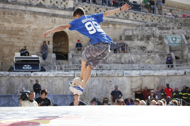Freestyler: Οι μοναχικοί γητευτές της μπάλας(video+photos)