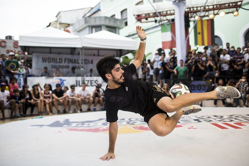 Freestyler: Οι μοναχικοί γητευτές της μπάλας(video+photos)