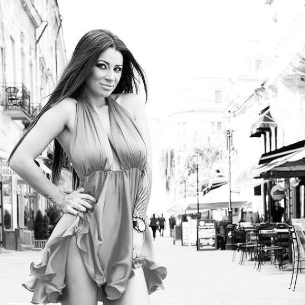 Η «καυτή» γυμναστική της Ροξάνα! (photos+videos)