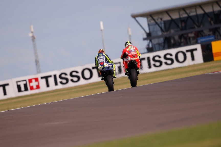 Moto GP: Ο Ρόσι πανηγύρισε με φανέλα του Μαραντόνα! (photos)