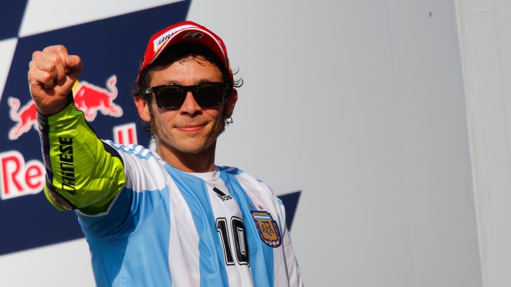 Moto GP: Ο Ρόσι πανηγύρισε με φανέλα του Μαραντόνα! (photos)
