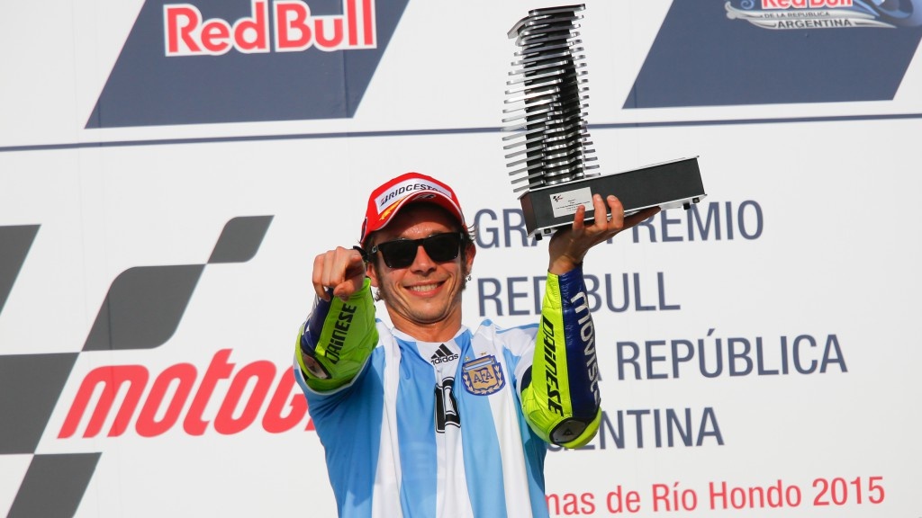 Moto GP: Ο Ρόσι πανηγύρισε με φανέλα του Μαραντόνα! (photos)