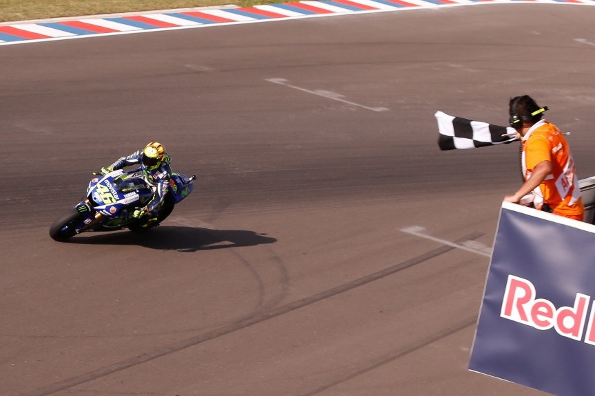 Moto GP: Ο Ρόσι πανηγύρισε με φανέλα του Μαραντόνα! (photos)