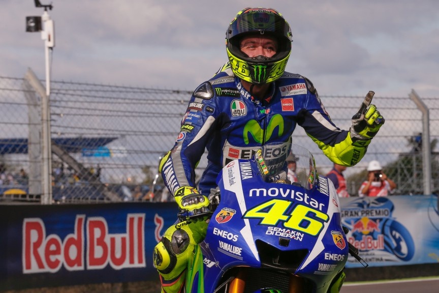 Moto GP: Ο Ρόσι πανηγύρισε με φανέλα του Μαραντόνα! (photos)
