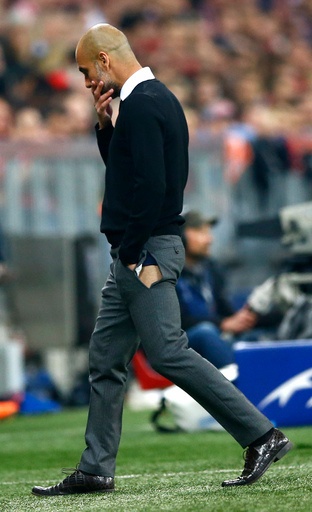 Μπάγερν Μονάχου: Ρεζίλι ο Γκουαρντιόλα με το σκισμένο παντελόνι! (photos)