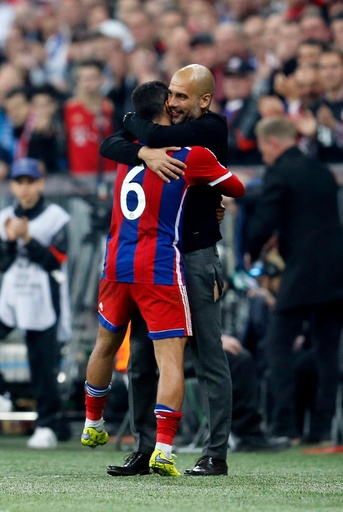 Μπάγερν Μονάχου: Ρεζίλι ο Γκουαρντιόλα με το σκισμένο παντελόνι! (photos)