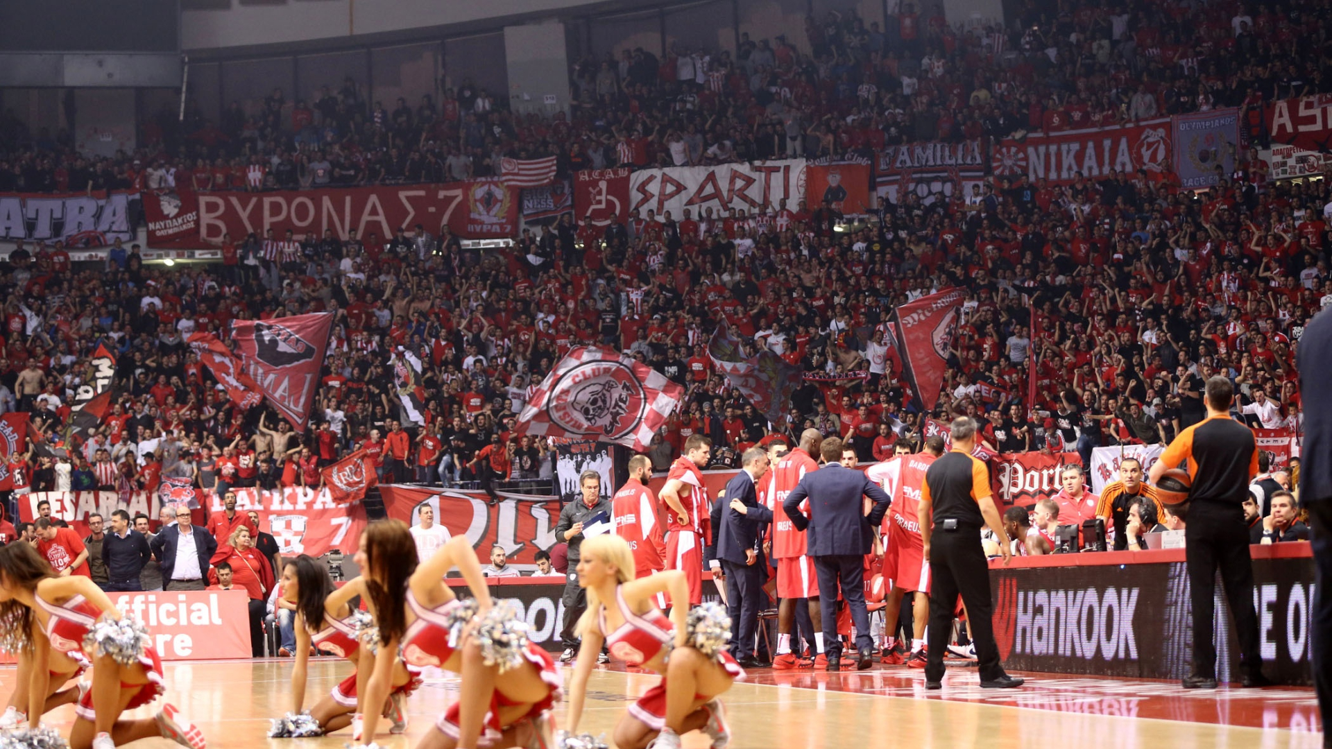 Ολυμπιακός: Αναστάτωσαν το ΣΕΦ και τον... Θρυλέων οι τσιρλίντερς (photos+video)