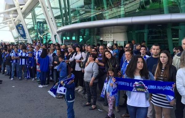 Πόρτο: Αποθεωτικό καλωσόρισμα στο αεροδρόμιο παρά τη «συντριβή» (photos)