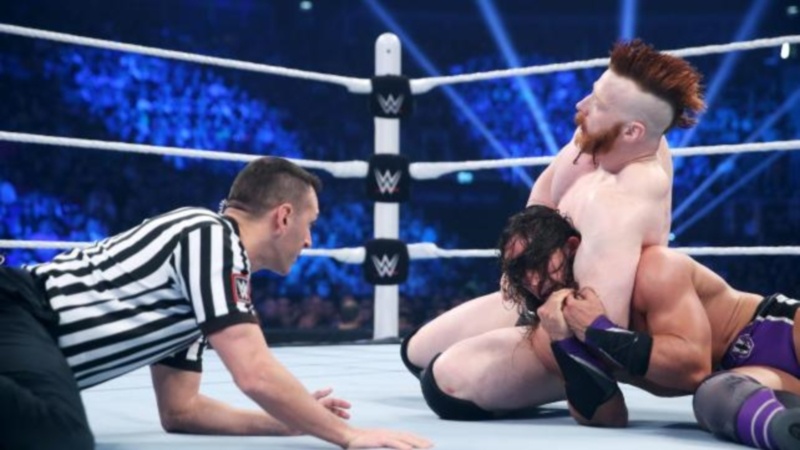 SmackDown: «Ανακατεύτηκε» ο Seth Rollins (photos+videos)