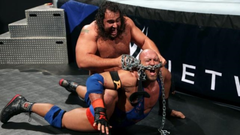 SmackDown: «Ανακατεύτηκε» ο Seth Rollins (photos+videos)