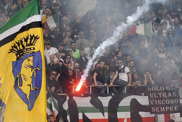 Έκρηξη  βόμβας  μολότοφ  και 9 τραυματίες στο  ντέρμπι του Τορίνο (video+photos)