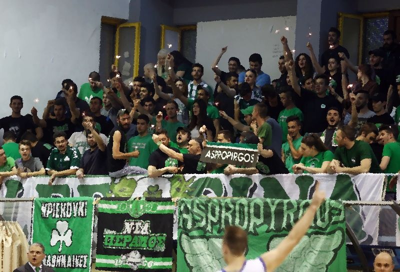 Χρόνια πολλά… απ’ την κερκίδα στον Διαμαντίδη! (photos)