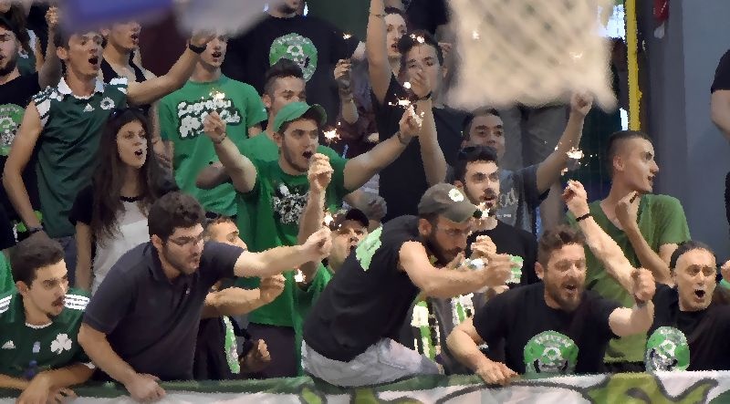 Χρόνια πολλά… απ’ την κερκίδα στον Διαμαντίδη! (photos)