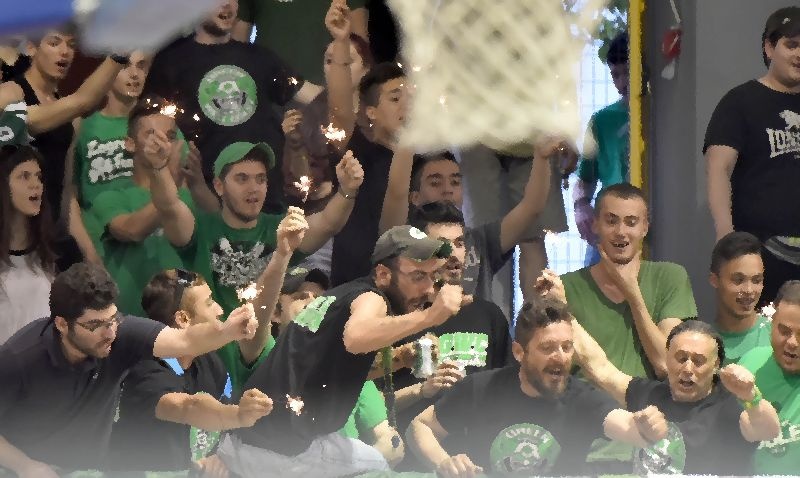 Χρόνια πολλά… απ’ την κερκίδα στον Διαμαντίδη! (photos)