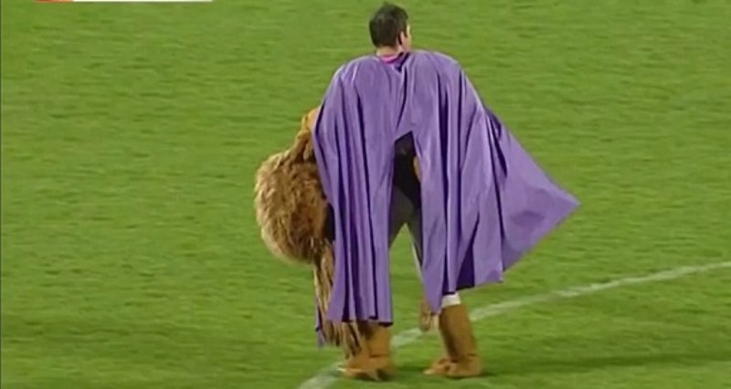 Έγινε… τύφλα η μασκότ της Αούστρια Βιέννης! (photos+video)