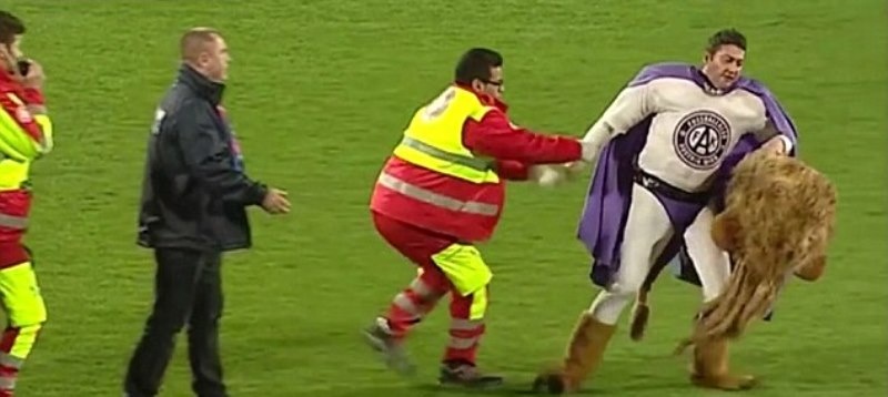 Έγινε… τύφλα η μασκότ της Αούστρια Βιέννης! (photos+video)