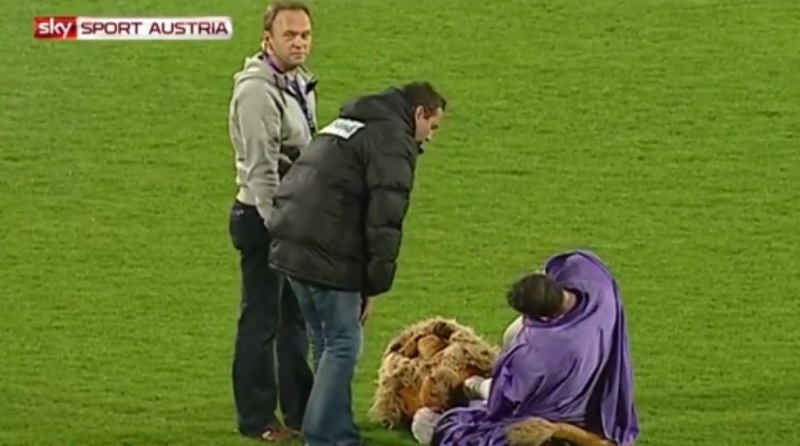 Έγινε… τύφλα η μασκότ της Αούστρια Βιέννης! (photos+video)