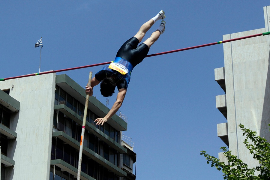 Στίβος:  Σπουδαίες επιδόσεις στο Street Pole Vault, στο Σύνταγμα