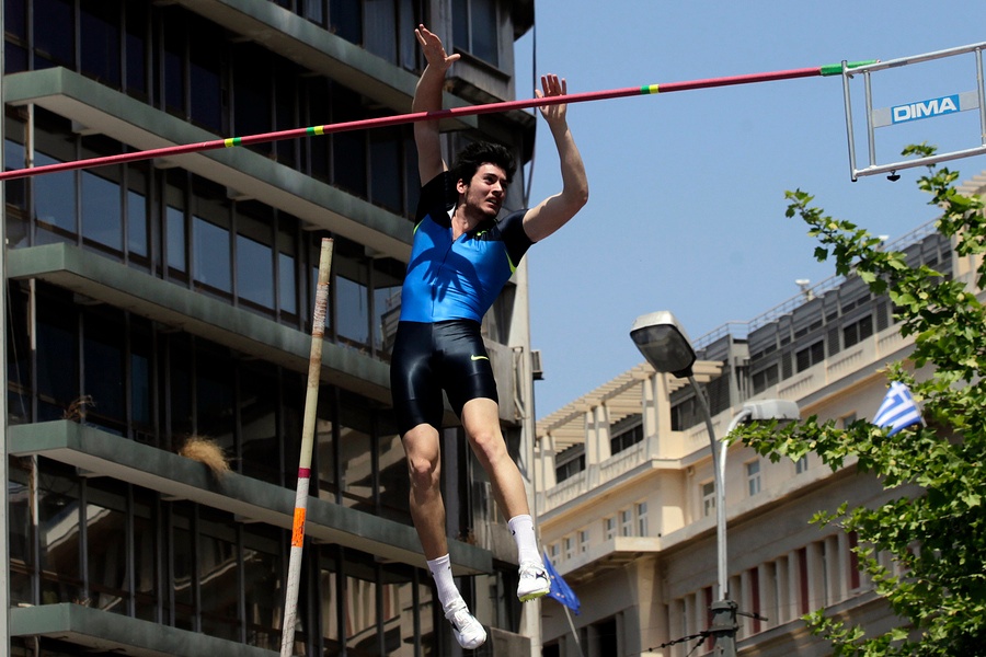 Στίβος:  Σπουδαίες επιδόσεις στο Street Pole Vault, στο Σύνταγμα