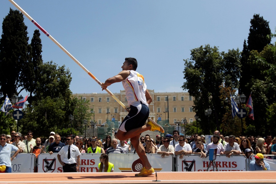 Στίβος:  Σπουδαίες επιδόσεις στο Street Pole Vault, στο Σύνταγμα