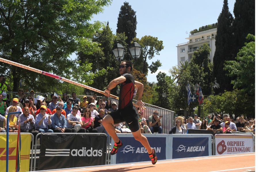 Στίβος:  Σπουδαίες επιδόσεις στο Street Pole Vault, στο Σύνταγμα