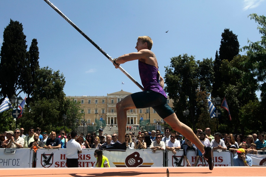 Στίβος:  Σπουδαίες επιδόσεις στο Street Pole Vault, στο Σύνταγμα