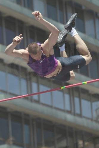 Στίβος:  Σπουδαίες επιδόσεις στο Street Pole Vault, στο Σύνταγμα