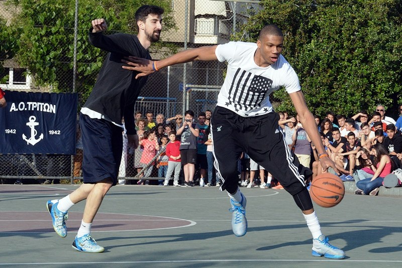 Οι Αντετοκούνμπο σε street basket στα Σεπόλια (photos)