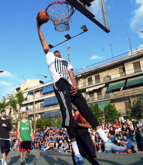 Οι Αντετοκούνμπο σε street basket στα Σεπόλια (photos)