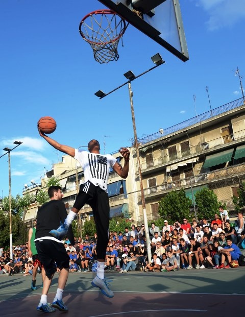 Οι Αντετοκούνμπο σε street basket στα Σεπόλια (photos)